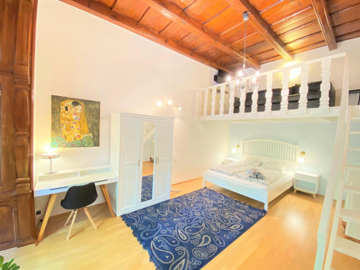 Black Eagle Apartments Praha Bagian luar foto