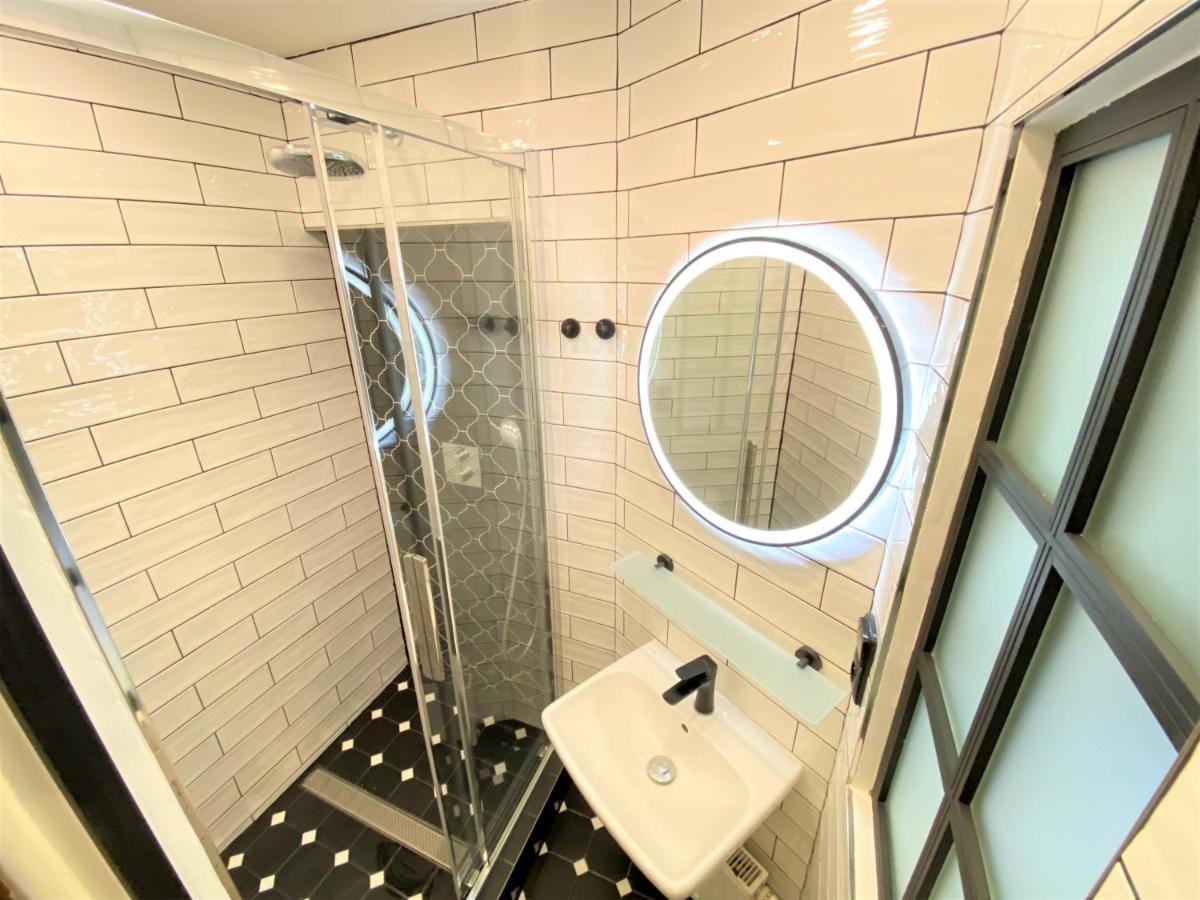 Black Eagle Apartments Praha Bagian luar foto