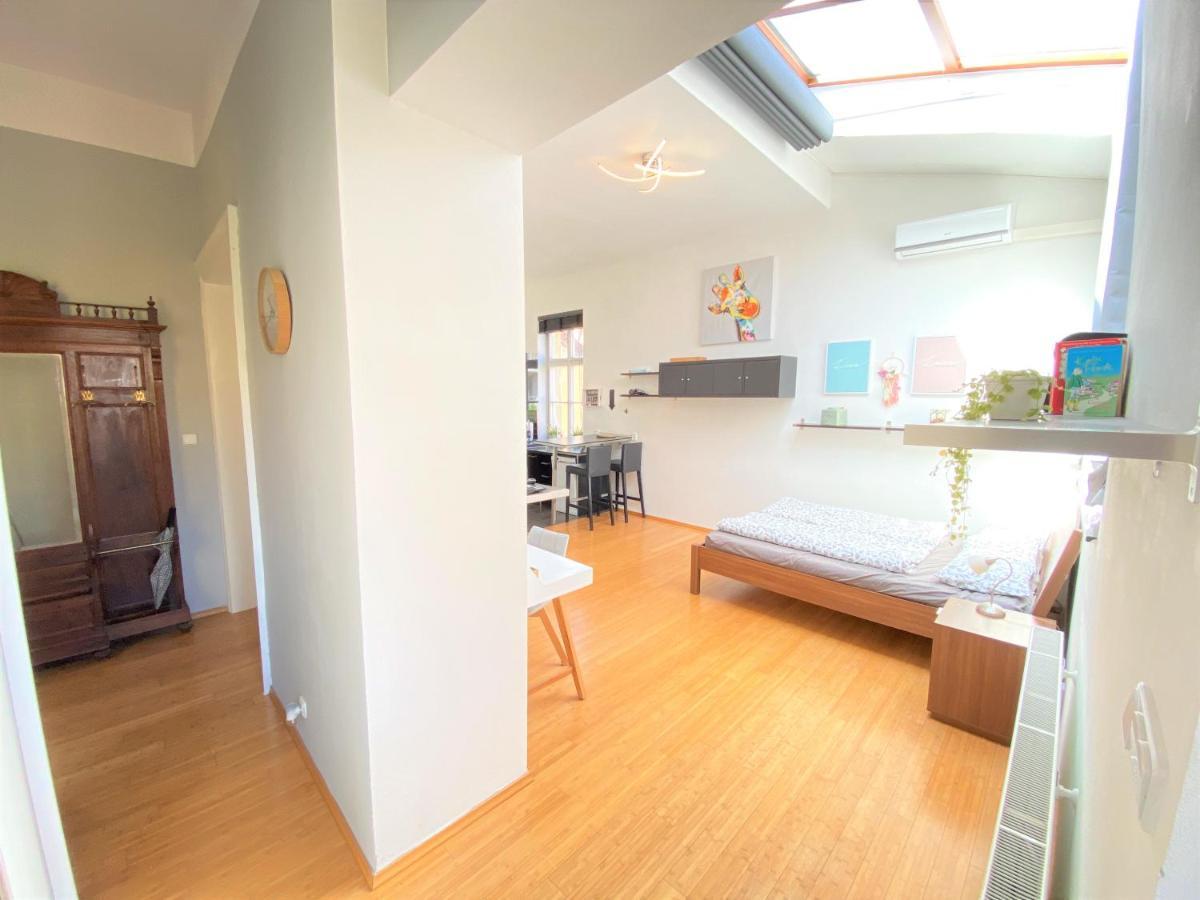 Black Eagle Apartments Praha Bagian luar foto