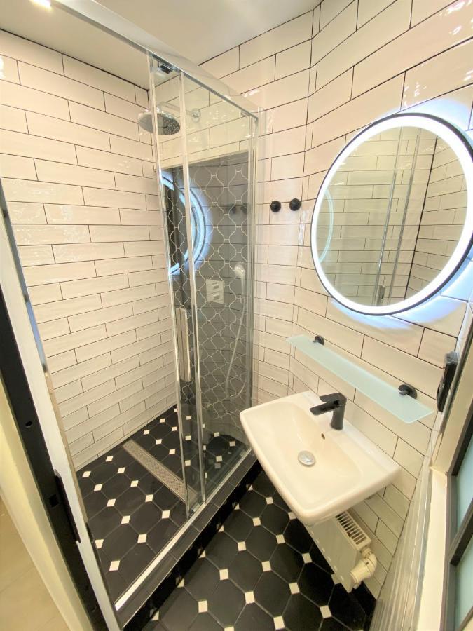 Black Eagle Apartments Praha Bagian luar foto