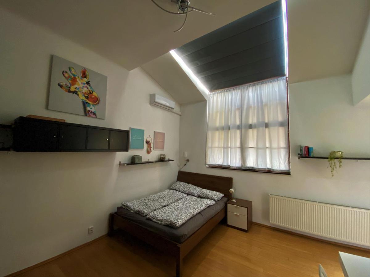 Black Eagle Apartments Praha Bagian luar foto