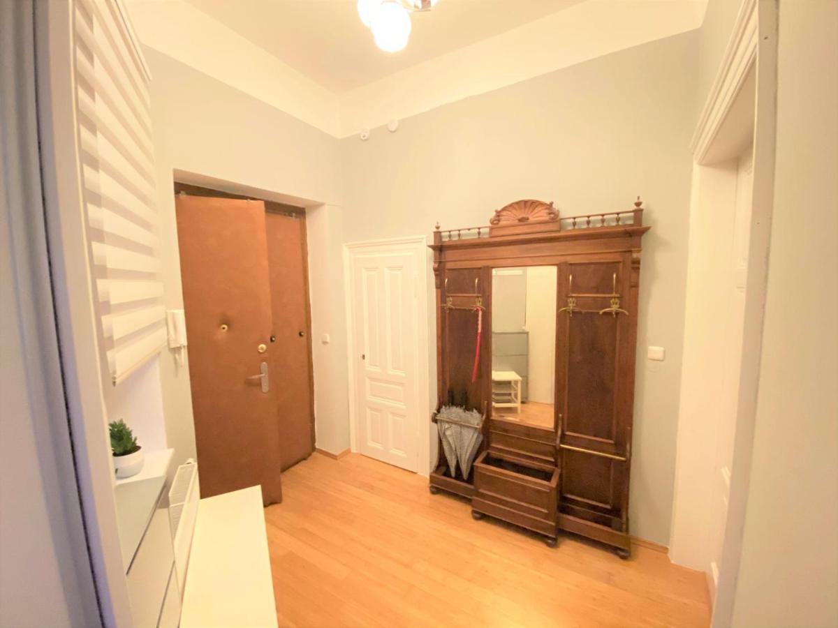 Black Eagle Apartments Praha Bagian luar foto