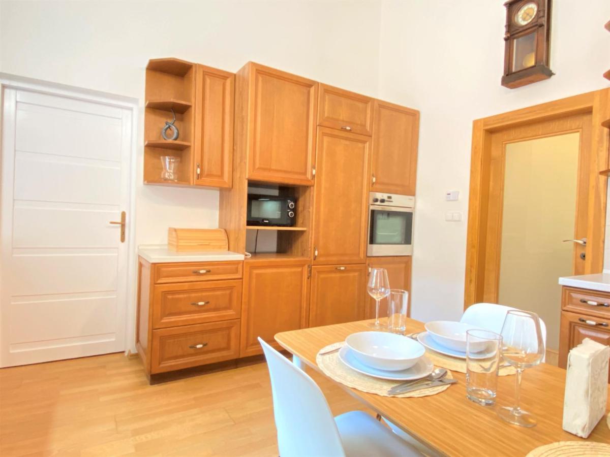 Black Eagle Apartments Praha Bagian luar foto