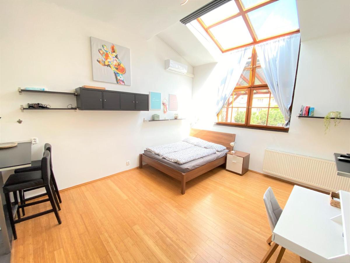 Black Eagle Apartments Praha Bagian luar foto