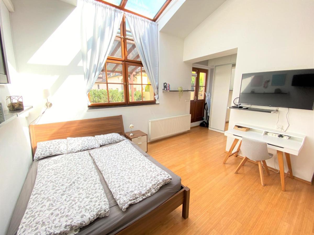 Black Eagle Apartments Praha Bagian luar foto