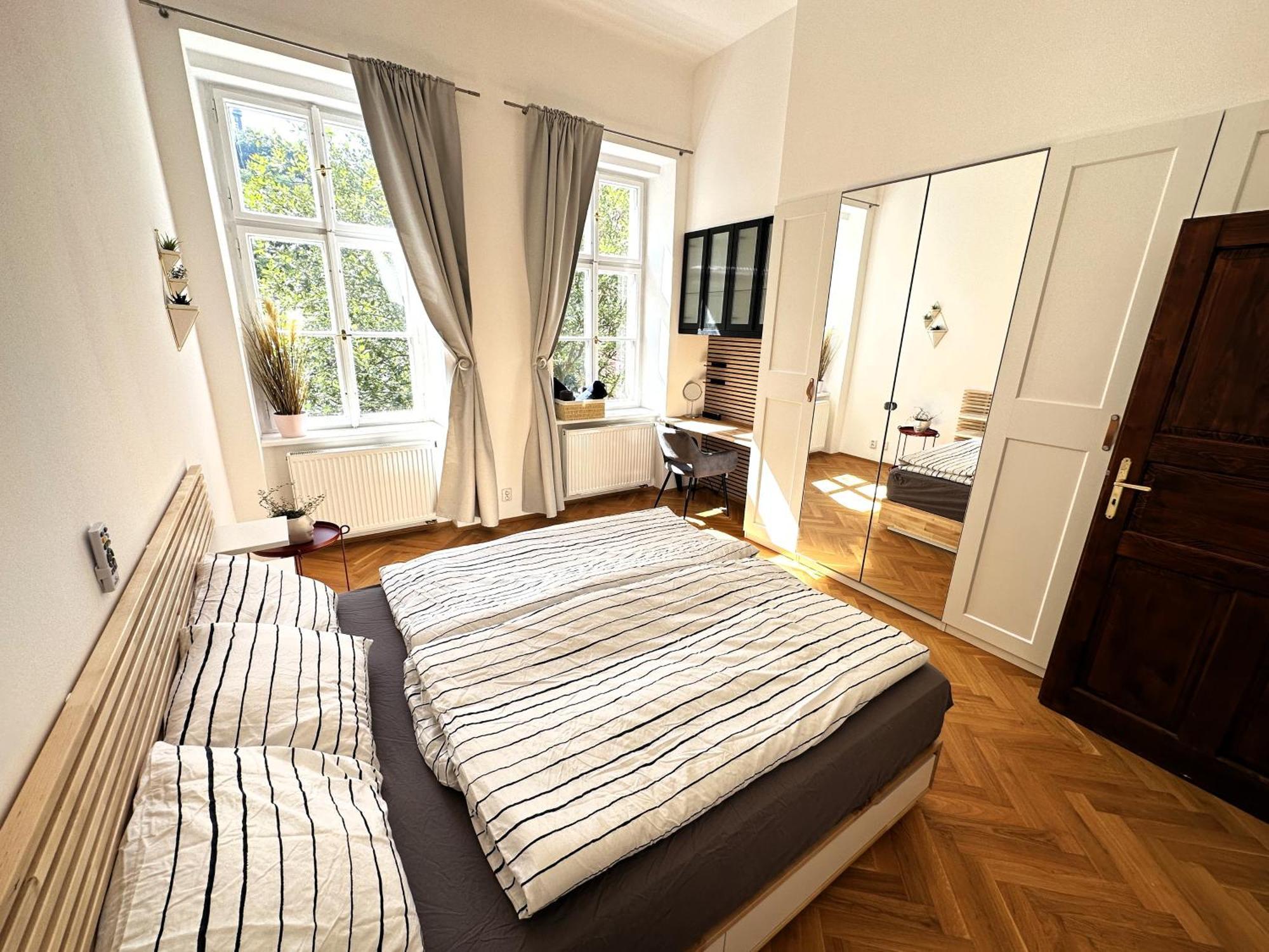Black Eagle Apartments Praha Bagian luar foto