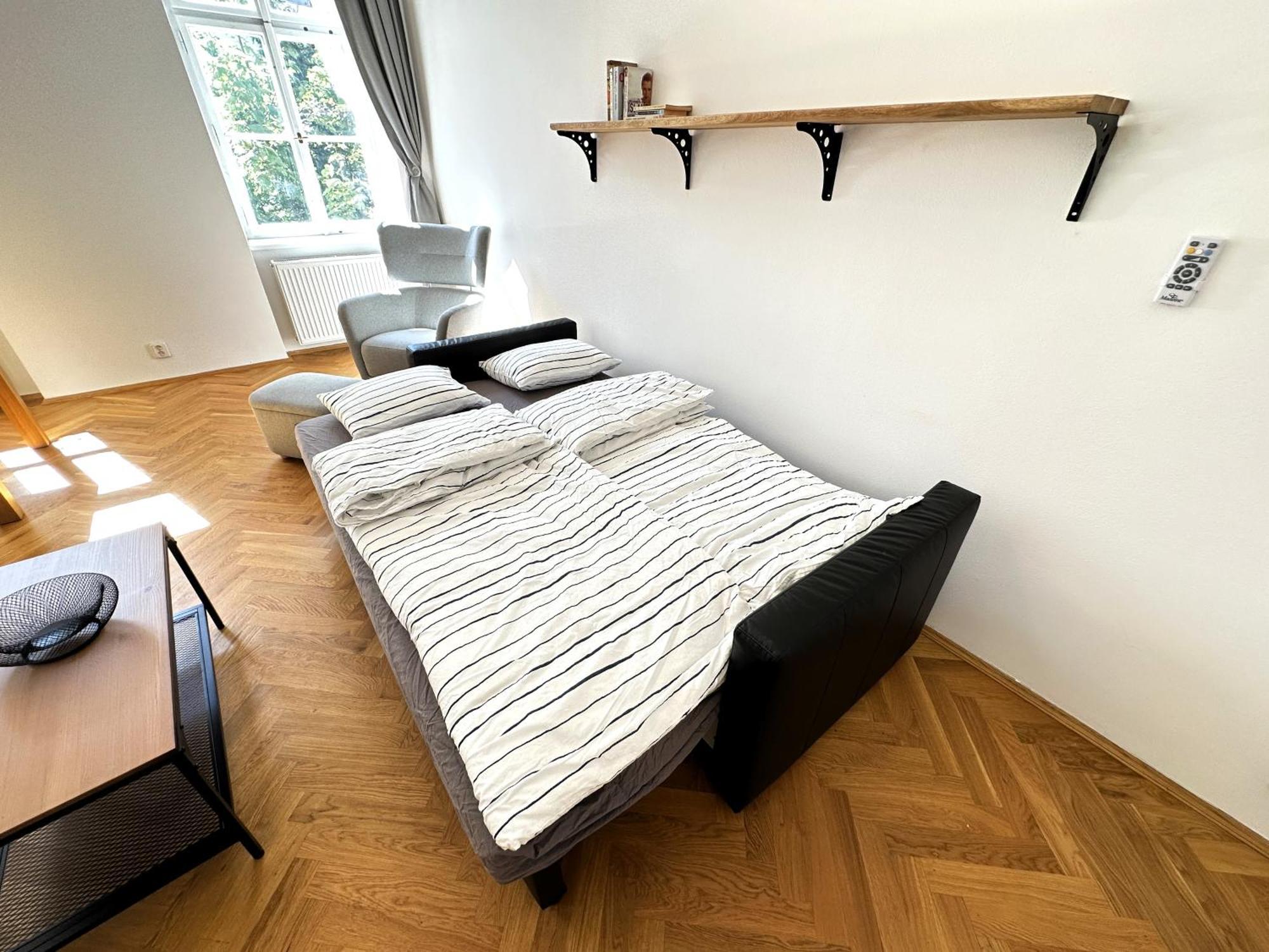 Black Eagle Apartments Praha Bagian luar foto